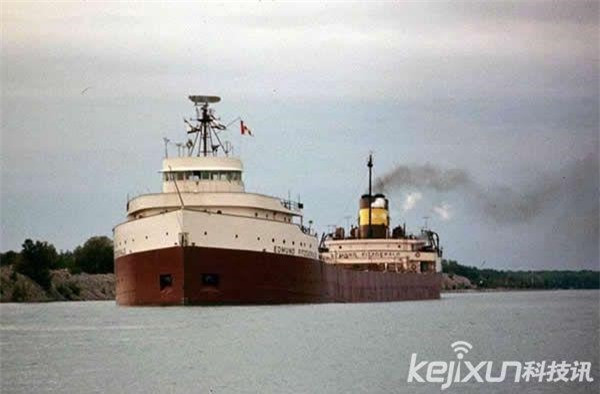 Hồ Superior: Được biết hơn 200 chiếc thuyền đã biến mất ở hồ Superior, đặc biệt là vùng nước phía nam cảng White Salmon. Ở đây, những cơn bão mạnh thường gây ra sóng lớn và đắm thuyền, tuy nhiên nhiều vụ biến mất cũng không hề để lại tăm tích. 