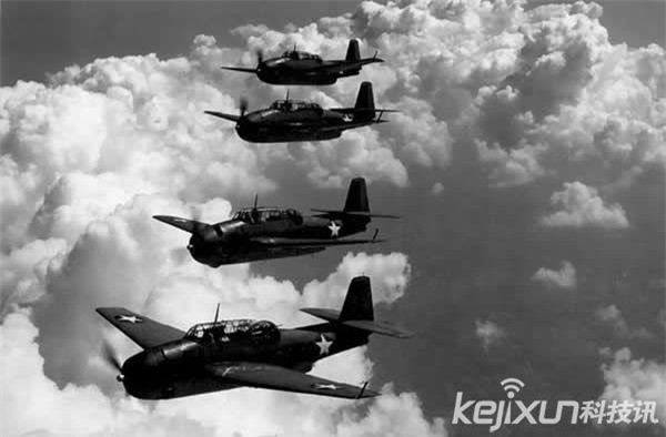 Tam giác Bermuda: Tam giác Bermuda nằm ở phía đông nam bán đảo Florida, Bắc Mỹ, cụ thể là một vùng đất hình tam giác ở phía đông Đại Tây Dương, được hình thành nhờ các đường nối liền giữa quần đảo Bermuda, Miami của Mỹ và San Juan của nước tự trị Puerto Rico, mỗi cạnh của tam giác dài khoảng 2 triệu mét. Năm 1918, con thuyền Cyclopes của Mỹ mất tích, trên thuyền có 310 người; năm 1945, năm chiếc máy bay Avenger của Mỹ bị sét đánh vỡ, cũng biến mất một cách bí hiểm. 