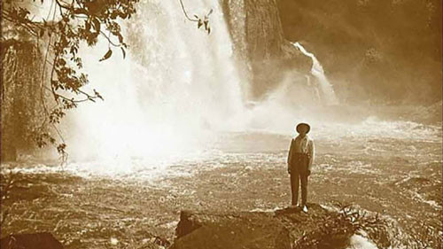 ##sc### Người đàn ông chụp ảnh dưới chân thác Gougah. 