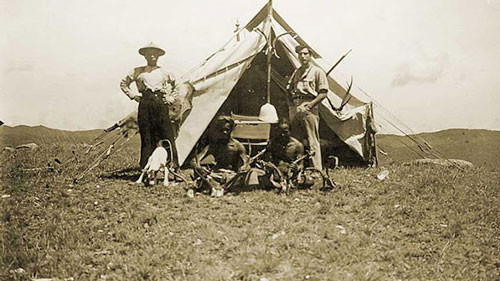 ##sc### Người Pháp và người dân tộc thiểu số chụp ảnh chung trên đỉnh núi Langbiang. 