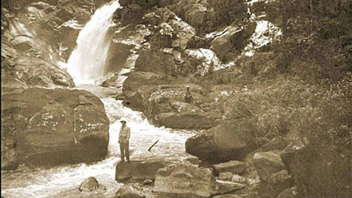 ##sc### Thác Cam Ly thời còn hoang sơ với những hòn đá đầy nguy hiểm năm 1925. 