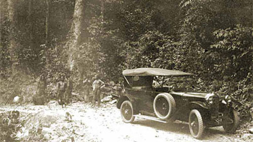 ##sc### Đường lên núi Langbiang, hình ảnh người dân nghỉ ngơi giữa chặng đường dài được một nhiếp ảnh gia người Pháp chụp lại. 