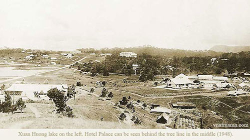 ##sc### Hình ảnh khách sạn Palace Đà Lạt và Hồ Xuân Hương được chụp lại từ một góc xa. 