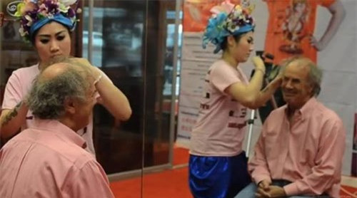 Massage bằng… những cái tát: Dịch vụ massage bằng những cái tát được bắt nguồn từ Thái Lan, trên thế giới cũng chỉ có duy nhất 10 người được cấp bằng và giấy phép hành nghề với loại hình massage này. Được biết, qua những cái tát đầy tính “nghệ thuật” trên mặt, người ta có thể xóa bỏ nếp nhăn và ngăn cho làn da bị lão hóa.