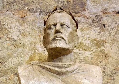  Hoàng đế Diocletian là hoàng đế La Mã trị vì từ 284 – 305. Ông là người giúp La Mã thống nhất, đưa đất nước thoát khỏi cuộc suy thoái. Nhưng đối với đạo Kito giáo, ông được xem là người bức hại đạo này ở Roma. 