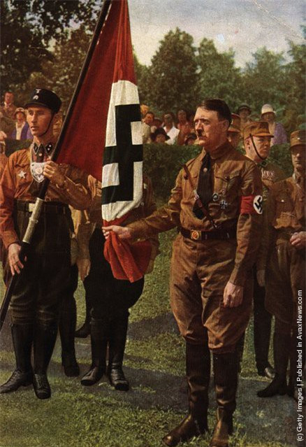 ##sc### Adolf Hitler tham dự sự kiện kỷ niệm cuộc đảo chính bất thành ngày 9/11/1923, còn được biết tới là "cuộc đảo chính nhà hàng bia" (Beer Hall Putsch), sự kiện đánh dấu nỗ lực đầu tiên của Hitler nhằm giành lấy quyền kiểm soát chính phủ Đức. 