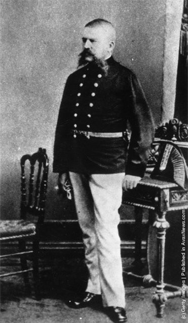 ##sc### Bố của trùm phát xít Hitler là Alois Hitler, người đang mặc một bộ đồng phục của cựu quân nhân Áo. 