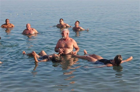  3. Biển Chết: Biển Chết được biết đến là hồ nước mặn sâu và mặn nhất thế giới, nằm dưới mực nước biển 424 m, dài 76 km, chỗ rộng nhất tói 18 km. Vùng biển này thu hút khách du lịch từ khắp nơi trên thế giới, bởi người ta tin rằng biển Chết có khả năng chữa được bệnh. Nguyên nhân là do hàm lượng muối trong biển quá cao nên vi khuẩn không thể sống sót và nó cũng không có chất gây dị ứng. Đặc biệt, ở biển Chết có hiện tượng tạo nhựa đường. Đây là loại nhựa được người Ai Cập cổ sử dụng để ướp xác. #GaxVideoInreadPlayerWrapper{margin: auto;width:490px;}