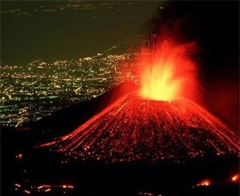  5. Núi lửa Kilauea: Đây là ngọn núi lửa hoạt động mạnh nhất trên thế giới, nằm ở phía đông nam của đảo Hawaii, Mỹ. Miệng núi lửa có đường kính 4.027 m, độ sâu 130 m, tạo nên một vẻ đẹp siêu thực nhưng cực kỳ nguy hiểm. Người ta ví miệng núi lửa như một cánh cổng địa ngục khổng lồ, nếu phun trào nó sẽ tạo nên một thảm họa phá hủy tất cả môi trường xung quanh. 