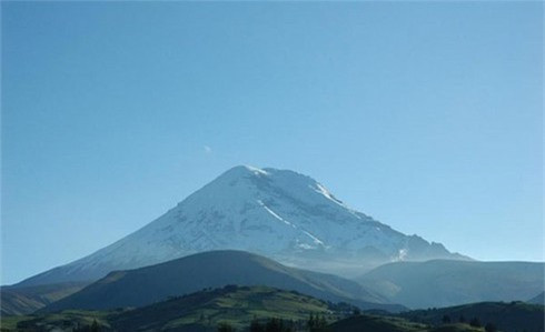 7. Núi Chimborazo: Nơi xa nhất từ trung tâm trái đất, núi Chimborazo nằm ở vĩ tuyến 1 độ vĩ Nam và xa hơn 6.272 m so với đường xích đạo. Theo xác định của các nhà khoa học, đỉnh Chimborazo dài 6.384 km tính từ tâm trái đất. Khoảng cách từ đỉnh Everest đến trung tâm trái đất chỉ 6.382 km, ngắn hơn Chimborazo khoảng 2 km. 