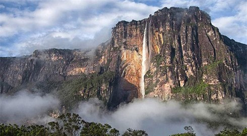4. Thác Angel: Đây là thác nước cao nhất thế giới nằm ở Venezuela, có độ cao 979 m với dòng nước đổ xuống là 807 m. Thác Angle còn mang một ý nghĩa khác là "thác nước của nơi sâu nhất", được UNESCO công nhận là di sản thế giới và đứng thứ 28 trong top những kỳ quan thiên nhiên của thế giới mới.