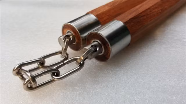 Vũ khí này có thể được dùng để siết cổ đối phương và tấn công từ xa. 