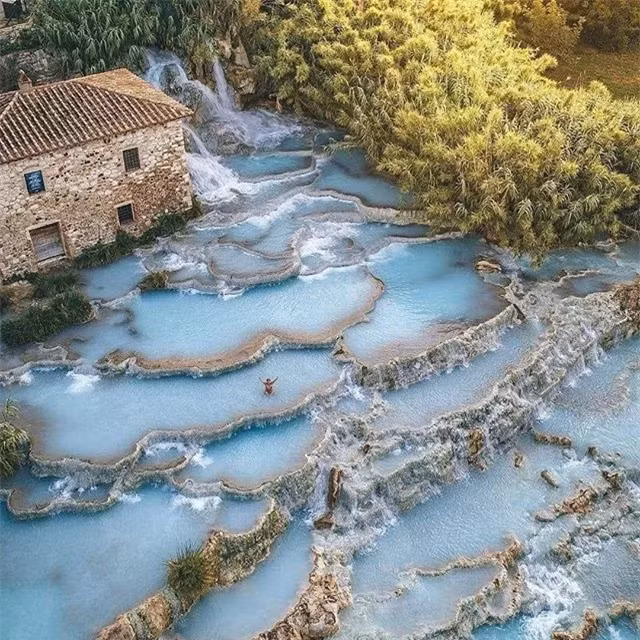 Phần lớn các địa điểm tắm nước nóng khác trên thế giới đều thu tiền của du khách, nhưng bạn được miễn phí khi đến Cascate del Mulino. Cascate del Mulino là suối nước nóng tạo hình bậc thang độc đáo nhất trên thế giới tại vùng nông thôn Tuscan, Italia. Kỳ quan thiên nhiên tuyệt vời nằm trong khuôn viên của một nhà máy vũ, cách ngôi làng Saturnia vài kilomet.