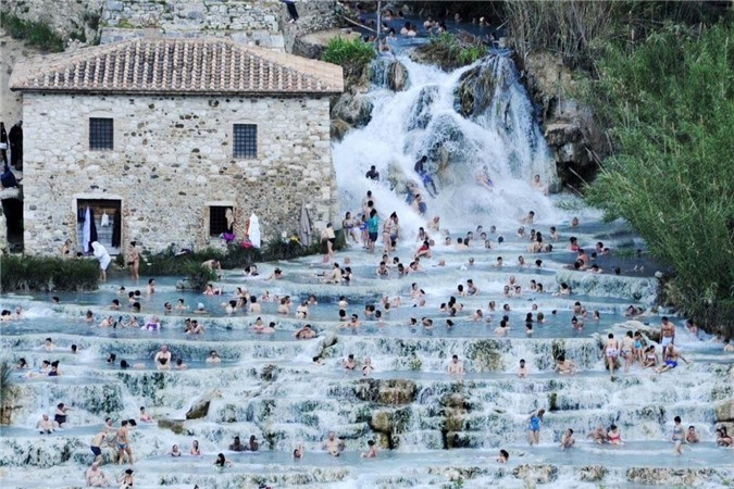 Cascate del Mulino còn được biết đến với tên gọi Caselleelle di Saturnia, trông giống như một thiên đường với dòng nước xanh lam, tạo hình bậc thang đẹp mắthòa quyện cùng làn khói trắng bốc hơi. Nhiệt độ trong hồ khoảng 37 độ C quanh năm bất kề mùa nào, được ví như spa tự nhiên miễn phí ở Tuscany,