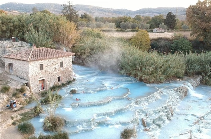 Làn khói mờ hòa quyện cùng dòng nước xanh tạo ra quang cảnh mê hoặc khách du lịch. Kể từ đế chế La Mã, khách du lịch đã đến khu vực này để được tận hưởng ngâm mình trong suốt khoáng nóng tự nhiên tuôn lên từ lòng đất với nhiều khoáng chất và có thể chữa trị một số bệnh.