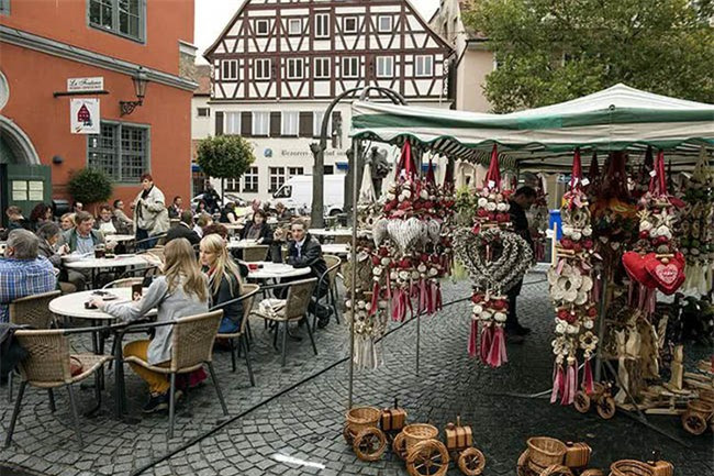 ##sc### Mặc dù sống trên "một đống kim cương", nhưng người dân địa phương lại rất thờ ơ và không quan tâm đến điều này. Một người dân ở đây cho biết: "Mọi người nói rằng chúng tôi đang sống trên mỏ kim cương, nhưng tôi thấy chẳng có gì khác biệt"". 