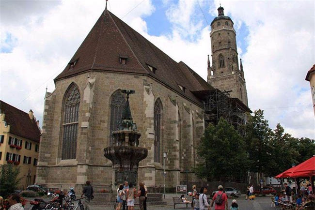 ##sc### Nordlingen là thị trấn miệng núi lửa cổ duy nhất trên thế giới và là nơi chứa nhiều kim cương lớn nhất thế giới. Kim cương là kim loại cực kỳ có giá trị, rất hiếm có một thị trấn nhỏ nào lại may mắn sở hữu nhiều đến vậy. 