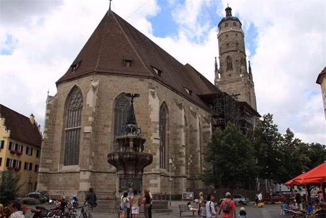  Nordlingen là thị trấn miệng núi lửa cổ duy nhất trên thế giới và là nơi chứa nhiều kim cương lớn nhất thế giới. Kim cương là kim loại cực kỳ có giá trị, rất hiếm có một thị trấn nhỏ nào lại may mắn sở hữu nhiều đến vậy. 