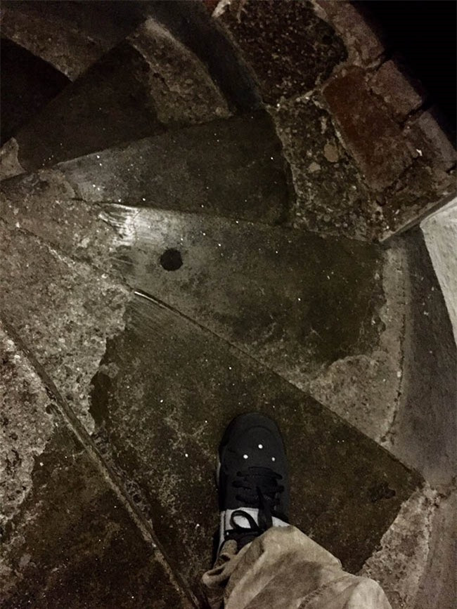 ##sc### Để lý giải cho câu hỏi vì sao có nhiều kim cương trong thị trấn này, các nhà khoa học và địa chất đã đến khu vực địa phương tìm hiểu. Sau một thời gian, các chuyên gia đã tìm ra sự thật. Trên thực tế, nguyên nhân là do cách đây 15 triệu năm đã xảy ra một vụ va chạm thiên thạch có chiều rộng khoảng 1km đã rơi xuống Nordlingen. 