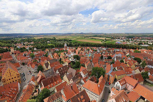 ##ss###style="font-size: 16px;">Thị trấn Nordlingen nằm ở Bavaria, Đức nổi tiếng không chỉ là nơi có cảnh đẹp hay kiến trúc độc đáo, nơi này còn biết đến vì có 72.000 tấn kim cương nằm rải rác khắp nơi. Nếu nói về những thị trấn đẹp, có lẽ trên thế giới này có vô số, nhưng sẽ chẳng có nơi nào giống như thị trấn ở Đức này, một nơi mà người dân luôn được đắm chìm trong vẻ đẹp lấp lánh của kim cương. 