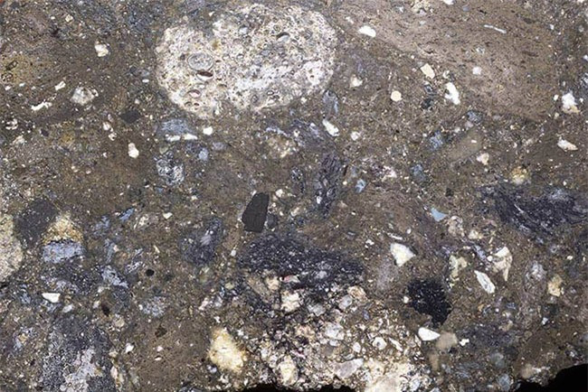 Trong thị trấn nhỏ này có một tòa tháp thường phát sáng lấp lánh. Lý do là trên những bức tường đá chứa rất nhiều viên kim cương siêu nhỏ. Không chỉ nhà thờ này mà nhiều ngôi nhà khác trong thị trấn cũng thường lấp lánh dưới ánh mặt trời. 