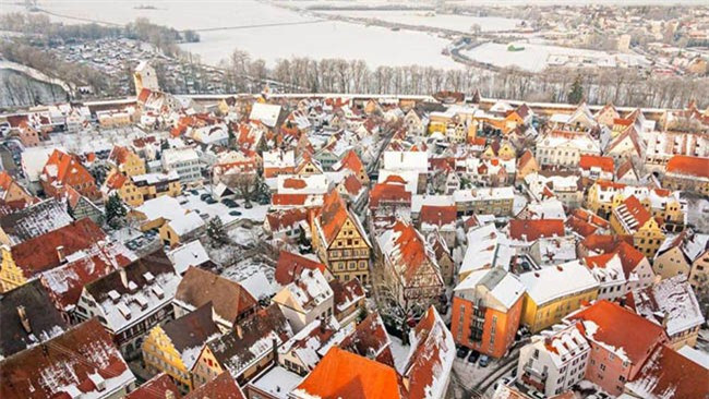 ##sc### Người ta gọi nơi này là "thị trấn kim cương" cũng không có gì sai, rất nhiều ngôi nhà ở đây còn được khảm kim cương lên trên. Các cô gái đều mơ ước được sở hữu kim cương nhưng sẽ ra sao nếu họ sở hữu một ngôi nhà nạm kim cương. Thật thú vị là người dân ở đây lại chẳng quan tâm nhiều đến thứ kim loại giá trị này. 