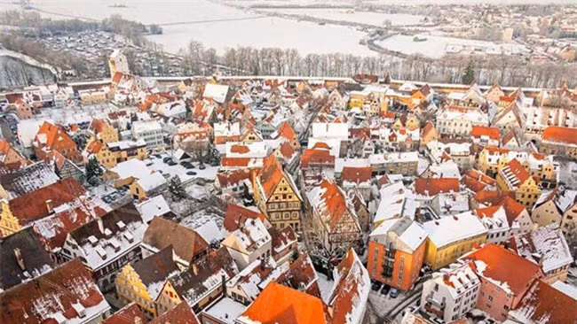  Người ta gọi nơi này là "thị trấn kim cương" cũng không có gì sai, rất nhiều ngôi nhà ở đây còn được khảm kim cương lên trên. Các cô gái đều mơ ước được sở hữu kim cương nhưng sẽ ra sao nếu họ sở hữu một ngôi nhà nạm kim cương. Thật thú vị là người dân ở đây lại chẳng quan tâm nhiều đến thứ kim loại giá trị này. 