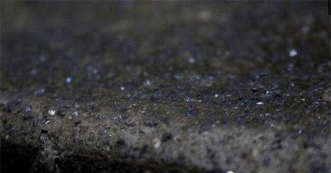 ##sc### Sau khi tiểu hành tinh này chạm đất với tốc độ khủng khiếp, nó đã tạo ra nhiệt độ và áp suất cực lớn, biến những bong bóng carbon trong những hòn đá ở đây thành những viên kim cương nhỏ có kích thước 0,2 mm. Kích thước này không thể nhìn thấy bằng mắt thường, vì vậy ban đầu người dân địa phương không biết nên đã lấy nạm vào ngôi nhà của mình. 