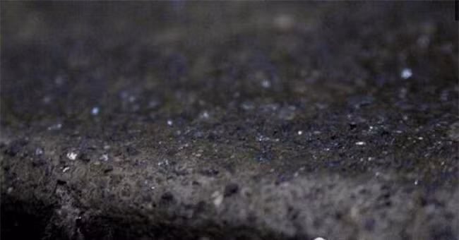  Sau khi tiểu hành tinh này chạm đất với tốc độ khủng khiếp, nó đã tạo ra nhiệt độ và áp suất cực lớn, biến những bong bóng carbon trong những hòn đá ở đây thành những viên kim cương nhỏ có kích thước 0,2 mm. Kích thước này không thể nhìn thấy bằng mắt thường, vì vậy ban đầu người dân địa phương không biết nên đã lấy nạm vào ngôi nhà của mình. 