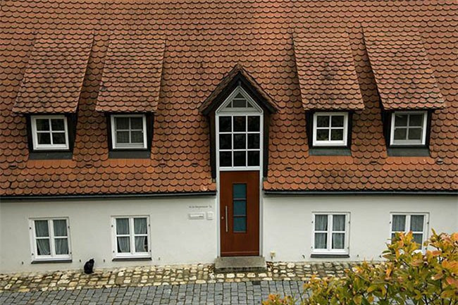 ##sc### Bí mật của "thị trấn kim cương" này chỉ được thế giới biết đến cho đến khi ai đó phát hiện ra ngôi nhà sẽ phát sáng một cách kỳ lạ. Ngày nay, thị trấn Nordlingen cũng nổi tiếng vì kim cương, nhiều khách du lịch đến đây đã cố tình lấy trộm những thứ lấp lánh vì họ nghĩ rằng bên trong có chứa kim cương. Người dân địa phương cũng đăng những khẩu hiệu như: "kim cương nghiền không có giá trị", nhưng điều này vẫn không có tác dụng. 