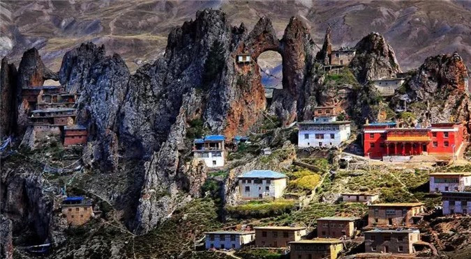 Vài năm trước, người dân ở đây đã quyên góp tiền để xây dựng một con đường dẫn đến ngôi đền. Sau khi con đường hoàn thiện, ngày càng có nhiều khách du lịch đến tham quan và thờ cúng. Bởi vì đền Zizhu nằm trên đỉnh núi cao, nó khiến cho người ta có cảm giác về sự cô độc và kiêu ngạo, giống như một đóa hoa sen thanh khiết giữa hồ, không bị vấy bẩn bởi bùn đất xung quanh. Có lẽ đây là nơi giúp du khách tránh xa được sự ồn ào, náo nhiệt của cuộc sống thường ngày, mang đến sự thanh tịnh gột rửa tâm hồn. 