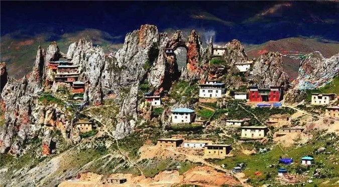 Ngoài những nơi nổi tiếng được nhiều người biết đến, có không ít ngôi đền bí ẩn, trong đó ấn tượng nhất phải kể đến đền Zizhu, nằm phía đông Tây Tạng, trên ngọn núi Zizhu nổi tiếng. Ngôi đền này nằm ở độ cao 5km so với mặt đất, được ví như ngôi đền cao nhất ở vùng đất này. Đền Zizhu được xây dựng cách đây 3 ngàn năm trên một vách đá hiểm trở.