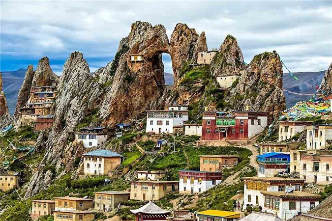 Cũng chính ở nơi đây, thiên nhiên vẫn còn đậm nét hoang sơ, du khách có thể chiêm ngưỡng những hồ nước trong vắt, bầu trời trong xanh hay màn đêm tĩnh lặng đến yên bình. Nói về Tây Tạng, Phật giáo ở đây cực kỳ nổi tiếng. Người Tây Tạng có niềm tin sâu sắc vào Phật giáo, vì thế chùa chiền, đền thờ có ở khắp mọi nơi, nổi tiếng nhất là cung điện Potala - nơi được xem như thánh địa quan trọng đối với các tín đồ Phật giáo.