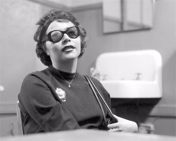  Kết hôn với chính người đã khiến mình mù mắt: Năm 1959, tại New York, Bert Pugach đã có quan hệ với Linda Riss. Khi phát hiện Bert có vợ, con, Linda đã quyết định chia tay. Tức giận và chán nản, Bert đã thuê 3 người đàn ông tấn công và ném dung dịch kiềm vào mặt Linda, làm gương mặt cô bị biến dạng và bị mù. Tại tòa, Bert tuyên bố, ông ta hành động như vậy là vì tình yêu, tuy nhiên, Bert đã phải trả giá bằng 15 năm tù giam. Ngạc nhiên hơn, trong khi ngồi tù, Bert và Linda vẫn giữ liên lạc với nhau và vào năm 1974, Bert và Linda đã kết hôn. Sau đó, họ đã viết một cuốn sách và cùng xuất hiện trong bộ phim tài liệu có nhan đề là: Crazy love. Nhiều người cho rằng, Linda có thể đã mắc hội chứng Stockholm, hội chứng mà người mắc phải sẽ yêu chính kẻ ngược đãi họ. 