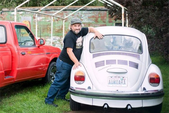 Người đàn ông quan hệ tình dục với 1.000 chiếc ô tô: Quan hệ tình dục ở ghế sau của ô tô là một chuyện, nhưng anh chàng này thực sự đã quan hệ tình dục với ghế sau của vô số chiếc xe hơi. Edward Smith, người đàn ông 57 tuổi, nói rằng ông đã có quan hệ tình dục với 1.000 xe ô tô, nhưng ông đã xác định quan hệ vợ chồng chính thức với một chiếc VW Beetle màu trắng tên là Vanilla. Edward có thể đã mắc chứng Objectum Sexualis, hay nói cách khác là bệnh yêu đối tượng là vật vô tri vô giác. 