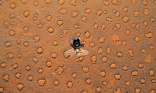  Sa mạc Namib (Namibia): Namib là sa mạc lớn nhất của Namibia, quốc gia thuộc châu Phi. Trên bề mặt sa mạc, hàng triệu vòng tròn rải rác và cách đều nhau. Cỏ ở viền vòng tròn có thể cao đến đầu gối nhưng lại không mọc phía trong ngay cả khi đất được bón phân. Mỗi vòng tròn có thể đạt đường kính từ 2-20 m và tuổi thọ 75 năm. Không ai biết nguyên nhân khiến chúng biến mất. Vùng đất xuất hiện vòng tròn kỳ lạ này trải dài trên quãng đường 1.800 km.