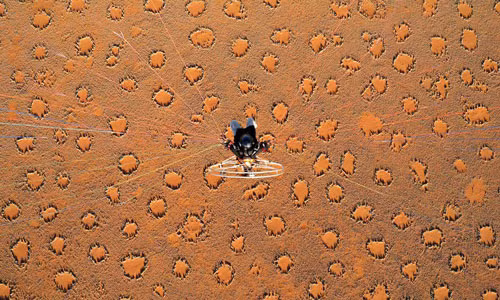  Sa mạc Namib (Namibia): Namib là sa mạc lớn nhất của Namibia, quốc gia thuộc châu Phi. Trên bề mặt sa mạc, hàng triệu vòng tròn rải rác và cách đều nhau. Cỏ ở viền vòng tròn có thể cao đến đầu gối nhưng lại không mọc phía trong ngay cả khi đất được bón phân. Mỗi vòng tròn có thể đạt đường kính từ 2-20 m và tuổi thọ 75 năm. Không ai biết nguyên nhân khiến chúng biến mất. Vùng đất xuất hiện vòng tròn kỳ lạ này trải dài trên quãng đường 1.800 km.