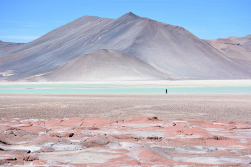 Atacama (Chile-Peru): Sa mạc Atacama là nơi mà không gì có thể tồn tại. Sa mạc ở Nam Mỹ này được coi là nơi khô nhất trên hành tinh với lượng mưa rất nhỏ mỗi năm. Ở đây, lượng nitrat và iodine dồi dào nhất thế giới. Đây là một bí ẩn khoáng sản bởi các vi khuẩn cần thiết cho sự hình thành 2 chất này không có trên sa mạc. Nitrat trải dài khoảng 700 km và rộng 20 km. Những lời giải thích cho đến ngày nay chỉ là các suy đoán, không có gì được chứng minh ngoài sự nghi ngờ.