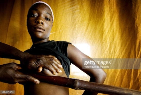 3. Là ngực phụ nữ: Đây là tập tục đã được lưu truyền hàng thế kỷ trong cộng đồng người Cameroon. Cứ đến độ tuổi mới lớn, một lượng không nhỏ các bé gái người Cameron sẽ phải trải qua một hình thức gọi là “là ngực”. Người ta sẽ dùng bàn là, thanh sắt hoặc những viên đá nóng để áp vào ngực những đứa trẻ với mục đích kìm hãm sự phát triển về kích cỡ của chúng. Người Cameroon tin rằng điều này sẽ giúp những bé gái thoát khỏi những kẻ hiếp dâm và lũ người xấu. Tại nhiều vùng ở đất nước Cameroon, hủ tục này vẫn còn tồn tại dù cho nó đã bị phản đối gay gắt bởi liên hiệp quốc và cộng đồng quốc tế.