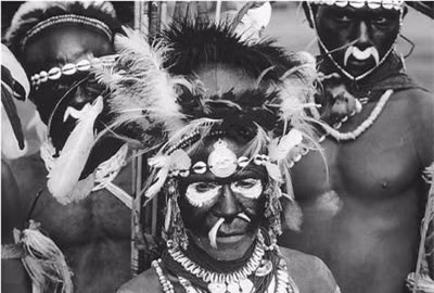 6. Bộ tộc Sambia ở New Guinea nổi tiếng với truyền thống tách nam và nữ sống riêng biệt từ năm 7 tuổi. Những cậu bé bộ tộc Sambian sẽ không nhìn thấy bất cứ người phụ nữ nào trong suốt 10 năm tiếp theo. Nam giới Sambia thường xuyên bị chảy máu cam, nôn mửa do ăn quá nhiều mía. Đặc biệt, họ còn uống tinh dịch của những chiến binh hùng mạnh nhất bộ tộc. 