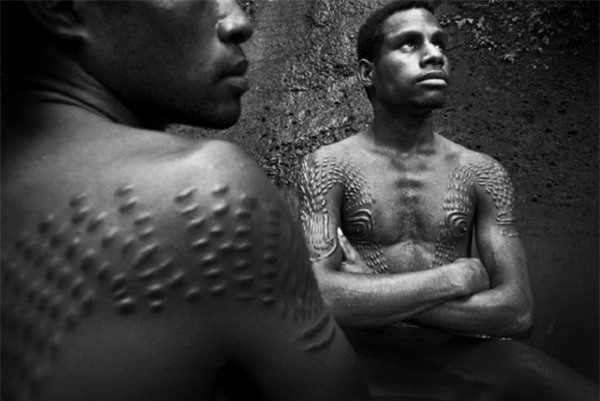 4. “Người cá sấu” ở Papua New Guinea: Đây là một nghi lễ trưởng thành của các bộ tộc sinh sống dọc sống Sepik ở Papua New Guinea. Người tham gia sẽ được những người già trong làng dùng dao và các vật nhọn chích rạch vào cơ thể. Các vết rạch sẽ cố tình được làm cho để lại sẹo lồi thô ráp giống như vảy của những con cá sấu. Sau khi nghi lễ kết thúc, vết thương sẽ được các bậc tiền bối lau sạch máu và để lành tự nhiên. Những cơn đau sẽ kéo dài trong nhiều ngày khiến cho các chàng trai khó có thể sinh hoạt như bình thường. Theo thổ dân người Papua New Guinea, lớp da cá sấu sẽ hút hết tính trẻ con của các cậu bé và biến chúng trở thành những người đàn ông. 