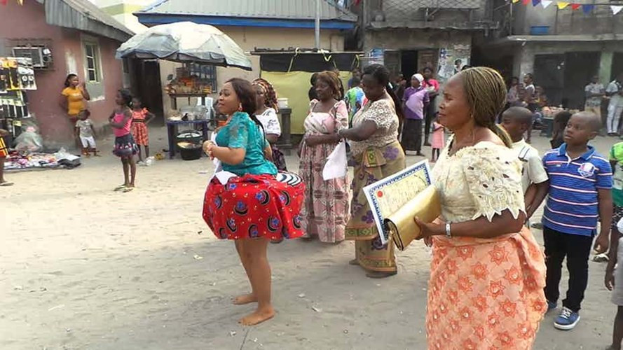 1. Những cô gái bộ tộc Okrika ở Nigeria khi đến tuổi trưởng thành sẽ trải qua tập tục kỳ lạ là được "vỗ béo" trong 5 tuần. Họ bị ép ăn những thức ăn giàu đạm như sữa dê để có cơ thể béo tốt. Vào bình minh, các cô gái Okrika phải tụ tập lại và hát những bài ca đuổi những linh hồn đi vì người ta quan niệm họ có mối liên hệ với thần nước nên phải rũ bỏ nó trước khi lấy chồng.