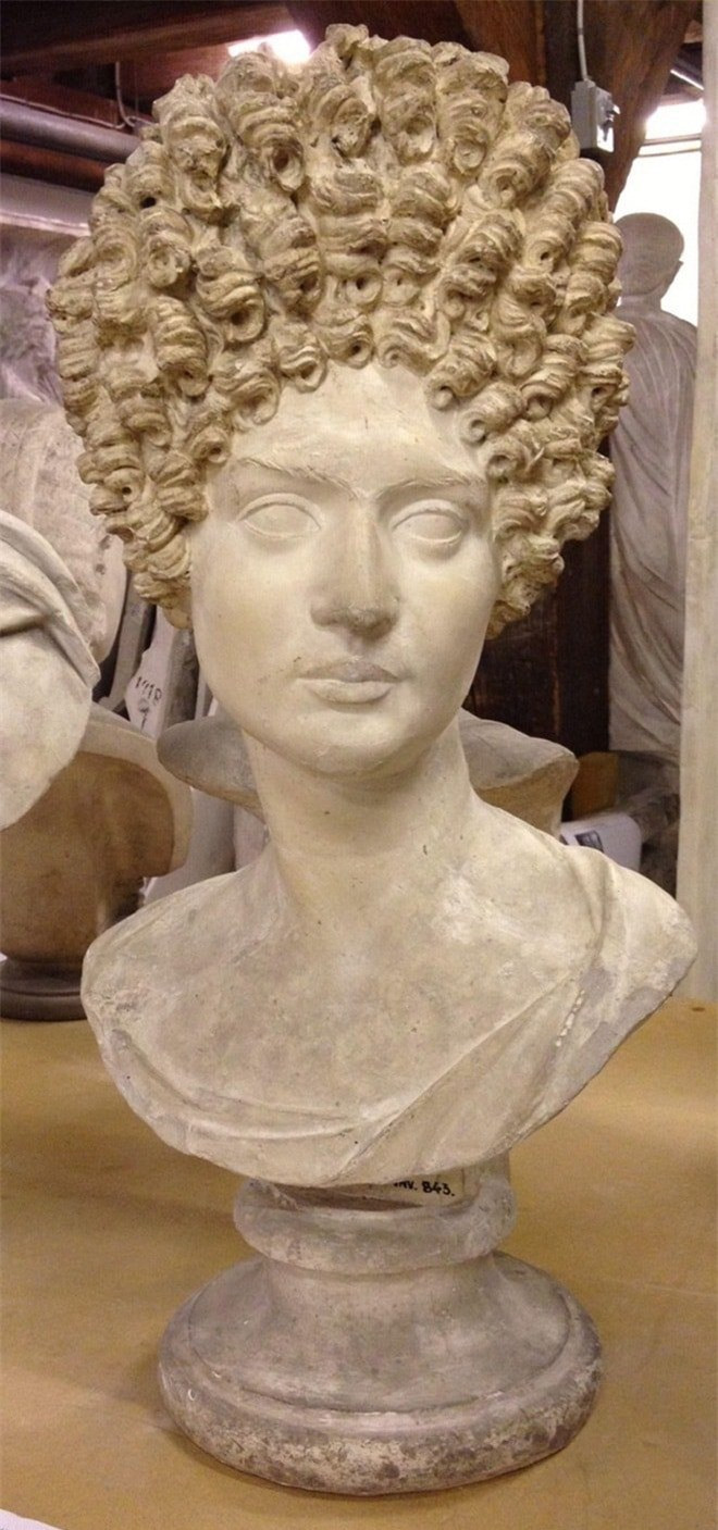 2. Lông mày dính liền nhau: Vào những năm trước công nguyên, ai có đôi lông mày dính liền nhau sẽ được xem là người trong sáng và thông minh. Với những ai không có đặc điểm như thế, họ sẽ sử dụng bột màu đen gọi là Kohl để nối hai hàng lông mày lại với nhau. 