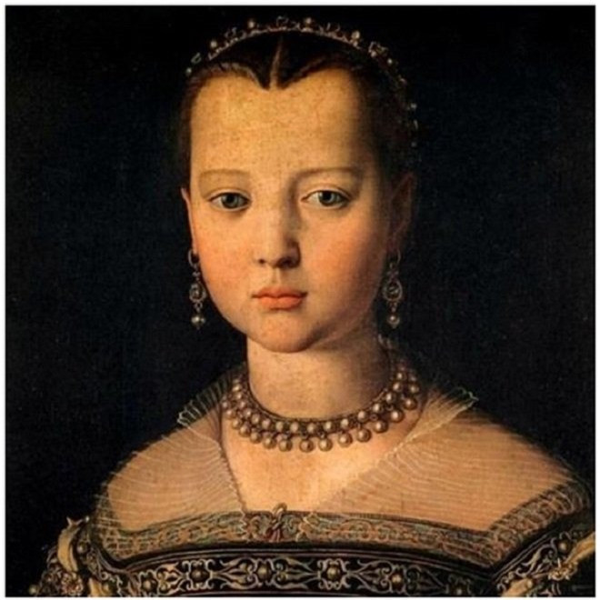 1. Để trán cao: Hai thế kỷ trước, một trào lưu làm đẹp chiếm ưu thế, thể hiện rõ trên các tác phẩm nghệ thuật nổi tiếng, đó là để trán rộng. Bằng mọi cách, phụ nữ quý tộc thời ấy làm cho vầng trán của họ cao rộng hết mức có thể, từ việc nhổ bớt lông mày cho đến kéo hết tóc ra sau, lộ cả đường chân tóc. 