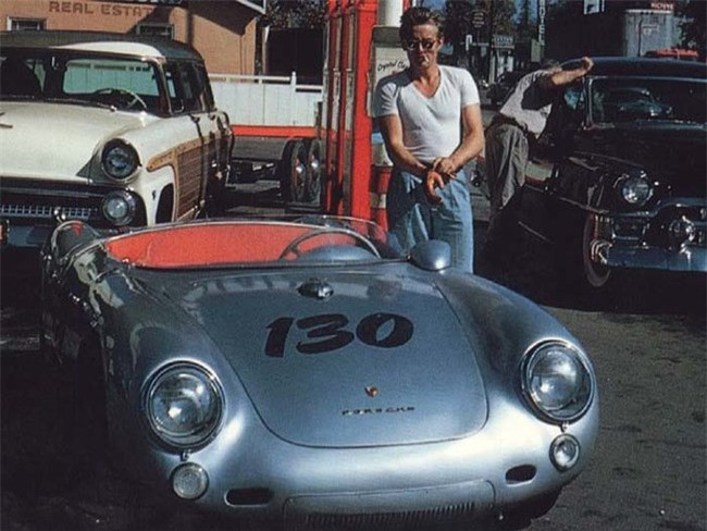 ##sc### James Dean, diễn viên Hollywood nổi tiếng người Mỹ qua đời ngày 20/9/1955 trong một vụ tai nạn đua xe. Đây là bức ảnh cuối cùng anh chụp với chiếc xe đua của mình ở California. 