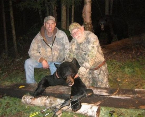 ##sc### Hai thợ săn đang mải mê khoe chiến lợi phẩm là một chú gấu. Nhưng đây có lẽ là bức ảnh cuối cùng vì chỉ vài giây sau đó, họ bị tấn công bởi một con gấu khác. 