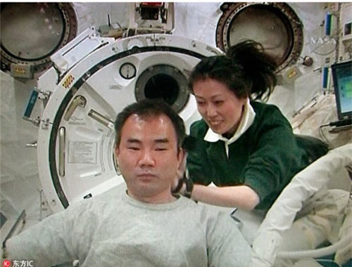 Cắt tóc: Nữ phi hành gia Nhật Bản Naoko Yamazaki đang cắt tóc cho người bạn đồng hành Soichi Noguchi tại Trạm Không gian Quốc tế năm 2010.