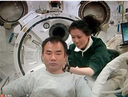 Cắt tóc: Nữ phi hành gia Nhật Bản Naoko Yamazaki đang cắt tóc cho người bạn đồng hành Soichi Noguchi tại Trạm Không gian Quốc tế năm 2010.