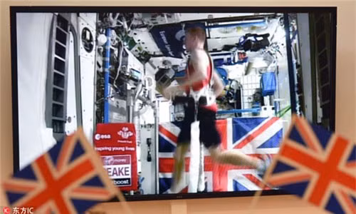 Chạy bộ: Tim Peake đang chạy trên máy tập, bức ảnh được ghi vào năm 2016. Nhà du hành này nỗ lực để trở thành vận động viên marathon nhanh nhất trong không gian, với 3h35'21.