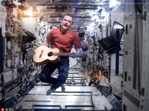 Chơi nhạc: Nhà du hành người Canada Chris Hadfield đang thể hiện lại bản hit “Space Oddity” năm 1969 của David Bowie. Trong video này, Hadfield lơ lửng giữa lối đi và chơi guitar trước ống kính trên Trạm Không gian Quốc tế vào ngày 12/5/2013.